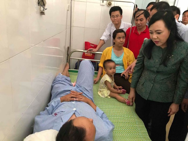 Bộ trưởng Bộ Y tế thăm nạn nhân vụ lật tàu khiến 10 người thương vong ở Thanh Hóa - Ảnh 2. Bộ trưởng Bộ Y tế thăm nạn nhân vụ lật tàu khiến 10 người thương vong ở Thanh Hóa - Ảnh 2.