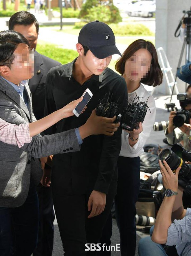 Đàn em của Song Joong Ki hầu tòa vì hành vi dùng dao đe dọa, quấy rối tình dục đồng nghiệp nữ - Ảnh 9. Đàn em của Song Joong Ki hầu tòa vì hành vi dùng dao đe dọa, quấy rối tình dục đồng nghiệp nữ - Ảnh 9.
