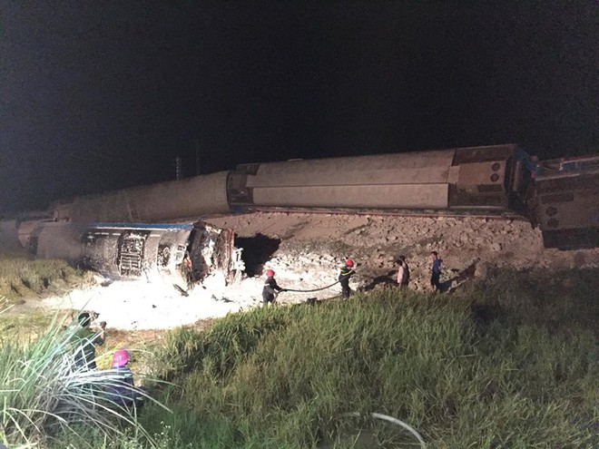 Tổng Công ty đường sắt xác nhận lái và phụ tàu đã tử vong trong vụ tàu hỏa đâm xe ben, khiến 10 người thương vong - Ảnh 2.