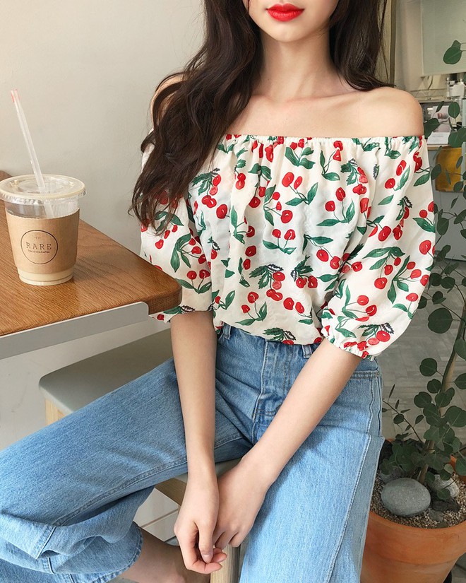 Vừa mát lại vừa điệu, tranh thủ cuối hè các nàng còn chờ gì mà không diện nốt 6 kiểu áo trễ vai hot hit này - Ảnh 15. Vừa mát lại vừa điệu, tranh thủ cuối hè các nàng còn chờ gì mà không diện nốt 6 kiểu áo trễ vai hot hit này - Ảnh 15.