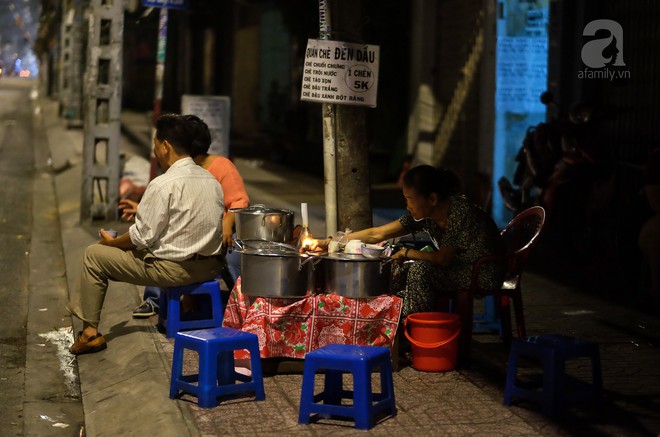 Giữa Sài Gòn hoa lệ, có một quán chè bán đêm hơn 40 năm nay vẫn thắp sáng bằng đèn dầu - Ảnh 1.