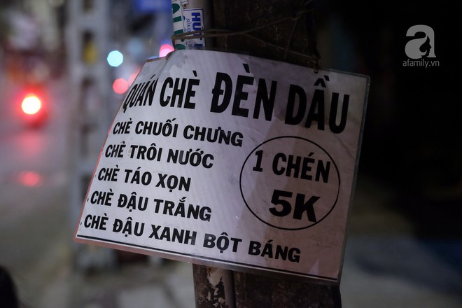 Giữa Sài Gòn hoa lệ, có một quán chè bán đêm hơn 40 năm nay vẫn thắp sáng bằng đèn dầu - Ảnh 9. Giữa Sài Gòn hoa lệ, có một quán chè bán đêm hơn 40 năm nay vẫn thắp sáng bằng đèn dầu - Ảnh 9.