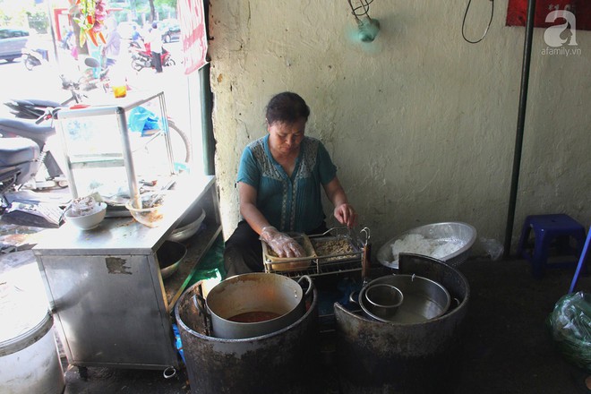 Đậm đà hương vị quán bún riêu cua truyền thống hơn 20 năm núp mình trong cầu thang nhỏ phố Huỳnh Thúc Kháng - Ảnh 1.
