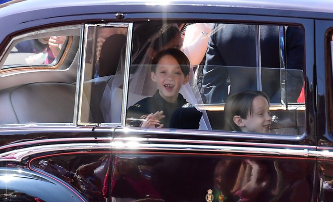 Cậu bé sún răng siêu đáng yêu ở đám cưới Hoàng tử Harry và Công nương Meghan hóa ra đã phấn khích cười híp mắt vì lý do này - Ảnh 3.