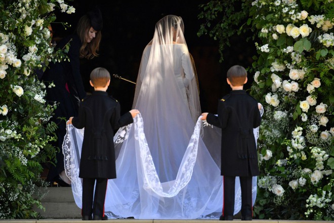 Cậu bé sún răng siêu đáng yêu ở đám cưới Hoàng tử Harry và Công nương Meghan hóa ra đã phấn khích cười híp mắt vì lý do này - Ảnh 4.