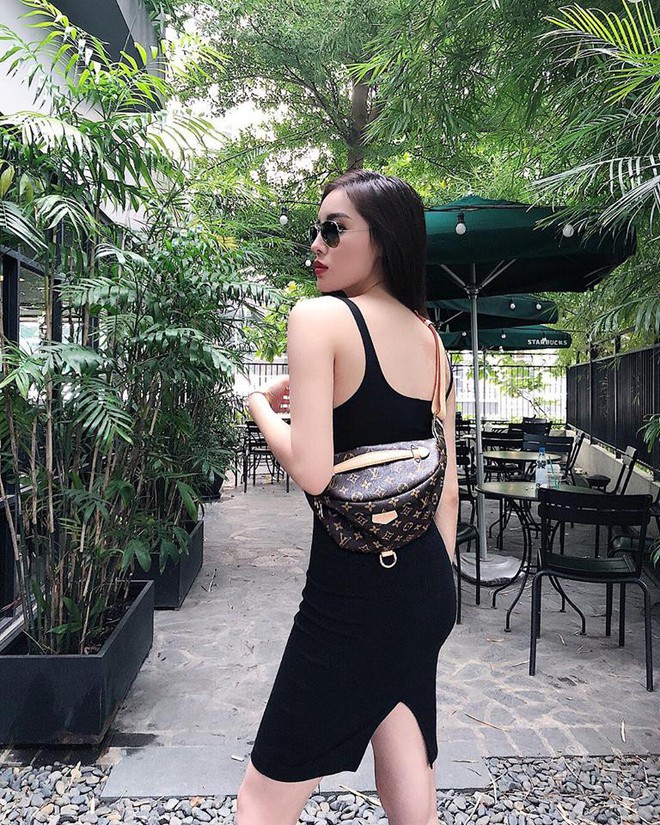 Street style tuần này ngược đời ở chỗ: Kỳ Duyên sexy táo bạo, Ngọc Trinh lại kín đáo nhẹ nhàng - Ảnh 1.