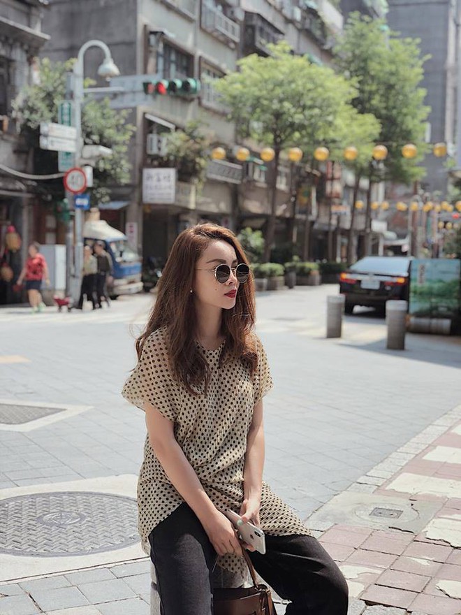 Street style tuần này ngược đời ở chỗ: Kỳ Duyên sexy táo bạo, Ngọc Trinh lại kín đáo nhẹ nhàng - Ảnh 13.