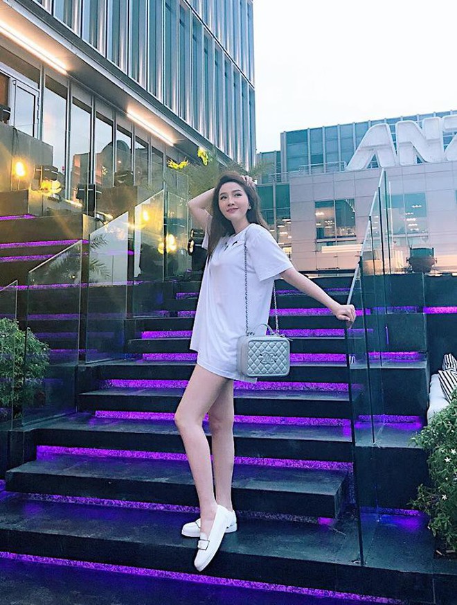 Street style tuần này ngược đời ở chỗ: Kỳ Duyên sexy táo bạo, Ngọc Trinh lại kín đáo nhẹ nhàng - Ảnh 15.