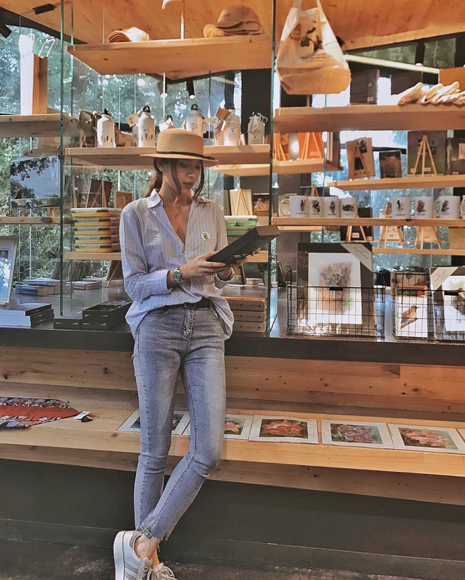 Street style tuần này ngược đời ở chỗ: Kỳ Duyên sexy táo bạo, Ngọc Trinh lại kín đáo nhẹ nhàng - Ảnh 19.