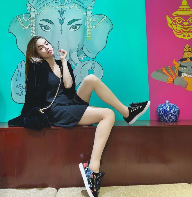 Street style tuần này ngược đời ở chỗ: Kỳ Duyên sexy táo bạo, Ngọc Trinh lại kín đáo nhẹ nhàng - Ảnh 5.