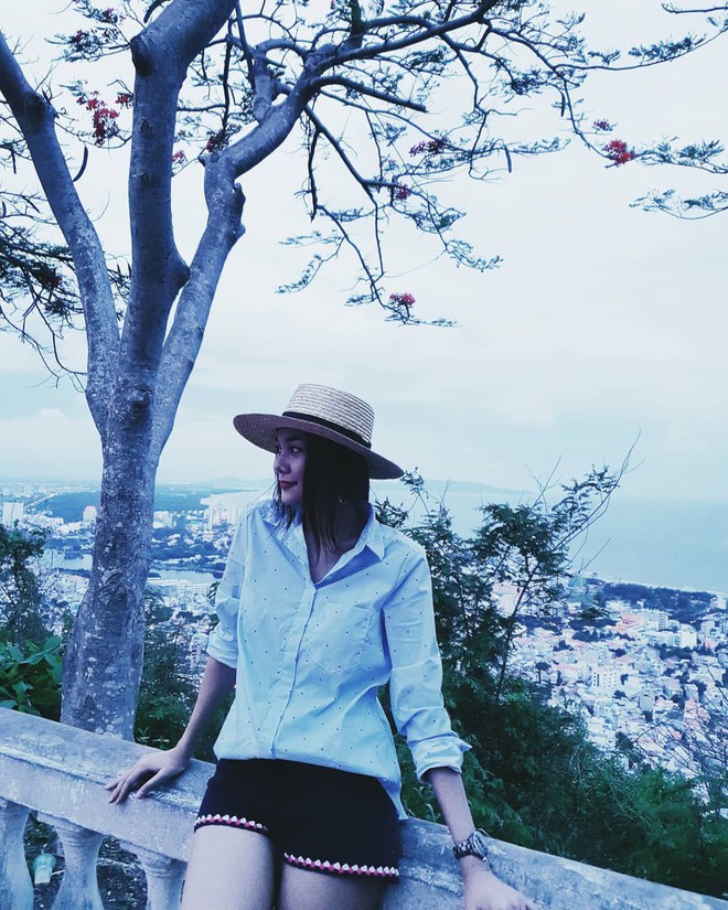 Street style tuần này ngược đời ở chỗ: Kỳ Duyên sexy táo bạo, Ngọc Trinh lại kín đáo nhẹ nhàng - Ảnh 3.