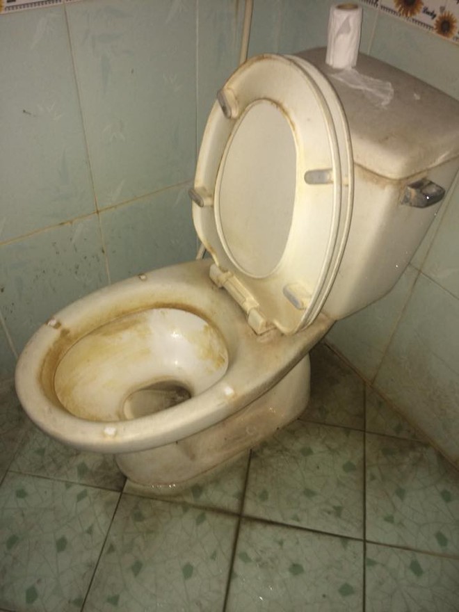 Cô gái đăng ảnh nhà vệ sinh bạn cùng phòng siêu ở bẩn, dân tình rào rào hỏi thăm: Phải chăng vua bãi rác đã xuất hiện? - Ảnh 4. Cô gái đăng ảnh nhà vệ sinh bạn cùng phòng siêu ở bẩn, dân tình rào rào hỏi thăm: Phải chăng vua bãi rác đã xuất hiện? - Ảnh 4.
