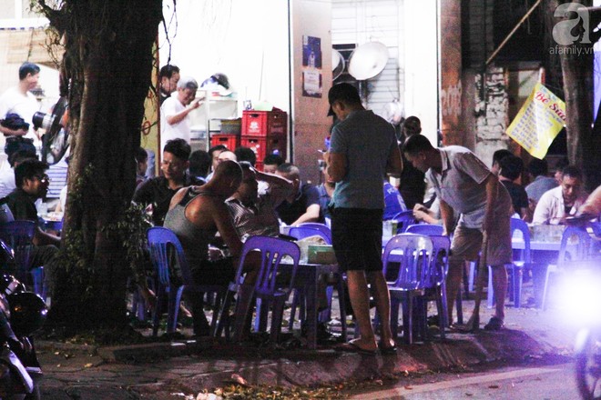 Nắng nóng, nhiều quán bia hơi ở Hà Nội nuốt chửng vỉa hè - Ảnh 5.