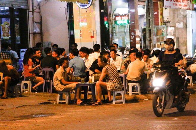 Nắng nóng, nhiều quán bia hơi ở Hà Nội nuốt chửng vỉa hè - Ảnh 8.