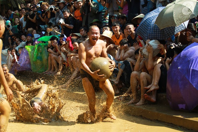 Kịch tính xem trai làng Vân đấu cướp cầu nặng 20kg trong đầm bùn dưới trời nắng gắt - Ảnh 11.