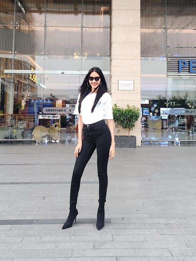 Vì thời trang, Hoàng Thùy sẵn sàng đập tan cái nóng gần 40 độ để đi boots - Ảnh 3. Vì thời trang, Hoàng Thùy sẵn sàng đập tan cái nóng gần 40 độ để đi boots - Ảnh 3.