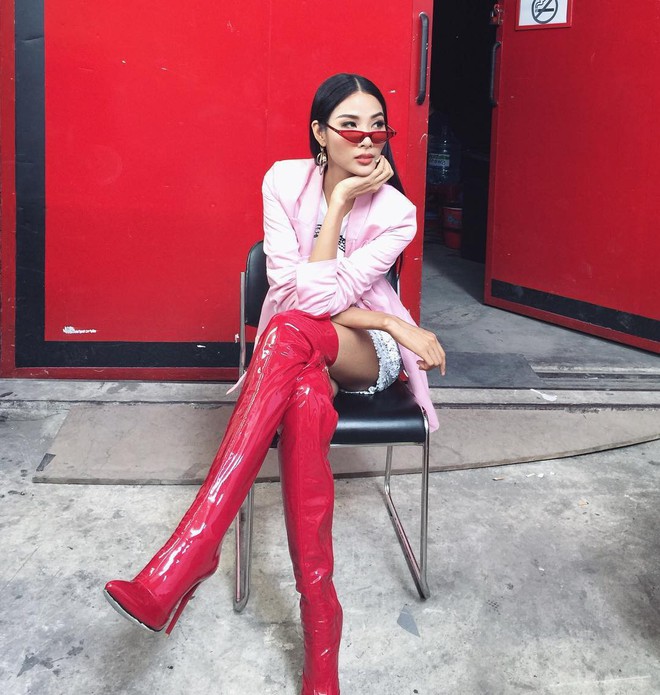 Vì thời trang, Hoàng Thùy sẵn sàng đập tan cái nóng gần 40 độ để đi boots - Ảnh 4. Vì thời trang, Hoàng Thùy sẵn sàng đập tan cái nóng gần 40 độ để đi boots - Ảnh 4.