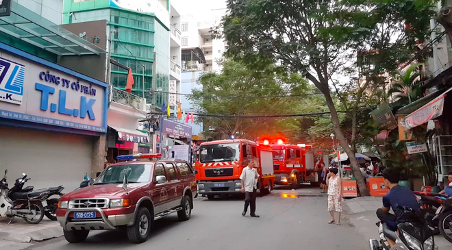 Giải cứu thành công người con bị tai biến và mẹ già trong đám cháy chung cư ở Sài Gòn - Ảnh 2.