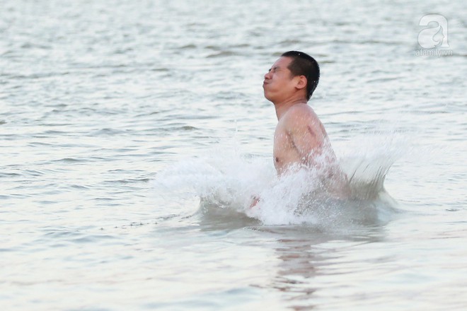 Hà Nội: Bến đò bỗng trở thành bãi tắm, giải nhiệt mùa hè cho người dân - Ảnh 11.