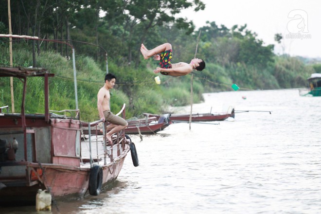 Hà Nội: Bến đò bỗng trở thành bãi tắm, giải nhiệt mùa hè cho người dân - Ảnh 13.