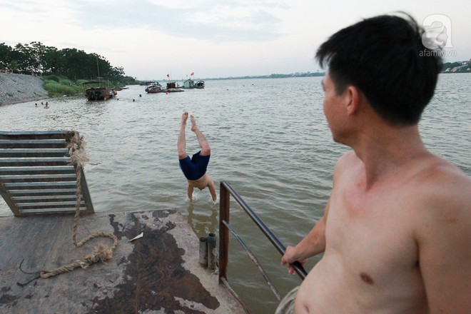 Hà Nội: Bến đò bỗng trở thành bãi tắm, giải nhiệt mùa hè cho người dân - Ảnh 15.