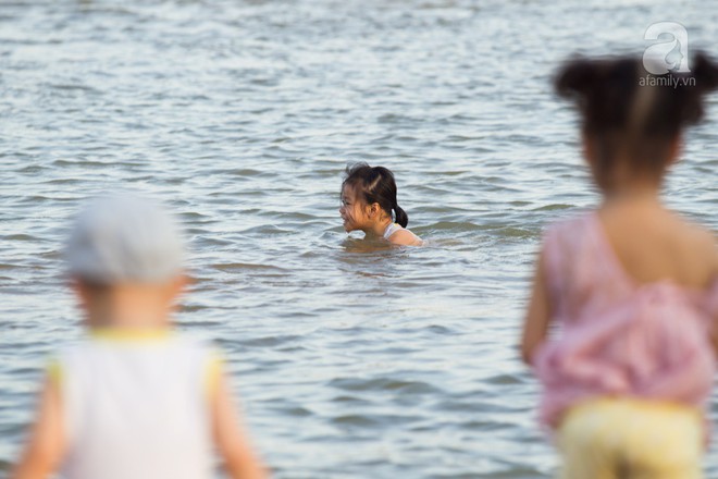 Hà Nội: Bến đò bỗng trở thành bãi tắm, giải nhiệt mùa hè cho người dân - Ảnh 4.