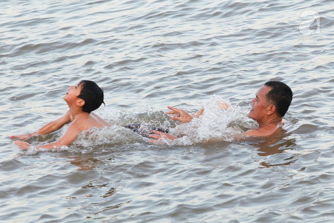 Hà Nội: Bến đò bỗng trở thành bãi tắm, giải nhiệt mùa hè cho người dân - Ảnh 7.