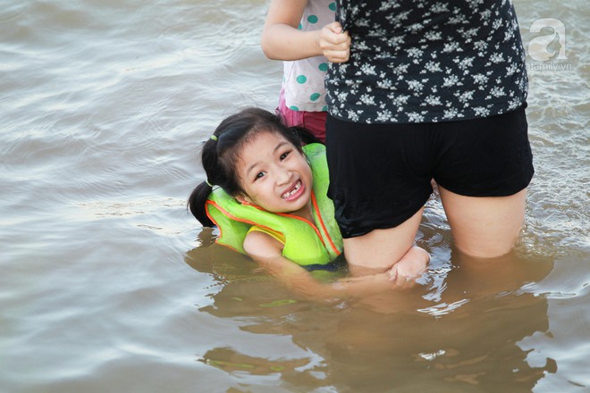 Hà Nội: Bến đò bỗng trở thành bãi tắm, giải nhiệt mùa hè cho người dân - Ảnh 8.