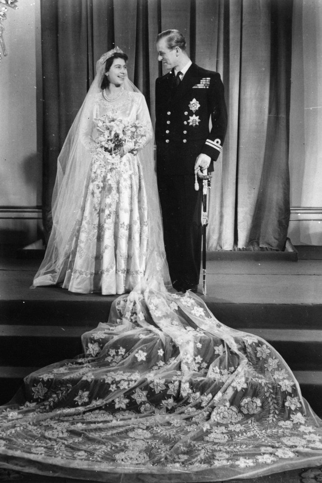 Ngoài các công nương, lịch sử thời trang Hoàng gia Anh còn có Nữ hoàng Elizabeth II là biểu tượng trường tồn mãi với thời gian - Ảnh 8. Ngoài các công nương, lịch sử thời trang Hoàng gia Anh còn có Nữ hoàng Elizabeth II là biểu tượng trường tồn mãi với thời gian - Ảnh 8.