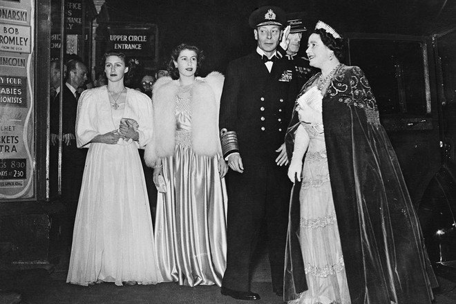 Ngoài các công nương, lịch sử thời trang Hoàng gia Anh còn có Nữ hoàng Elizabeth II là biểu tượng trường tồn mãi với thời gian - Ảnh 7.