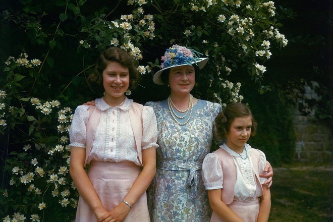Ngoài các công nương, lịch sử thời trang Hoàng gia Anh còn có Nữ hoàng Elizabeth II là biểu tượng trường tồn mãi với thời gian - Ảnh 4.