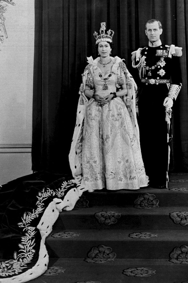 Ngoài các công nương, lịch sử thời trang Hoàng gia Anh còn có Nữ hoàng Elizabeth II là biểu tượng trường tồn mãi với thời gian - Ảnh 10.