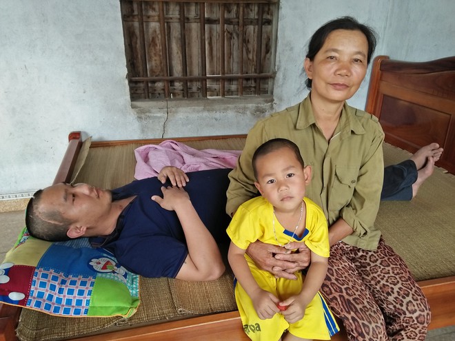 Bé trai 4 tuổi có cha bị mất hết nhận thức, mẹ ôm em bỏ đi biệt tích khiến ai cũng xót thương - Ảnh 4. Bé trai 4 tuổi có cha bị mất hết nhận thức, mẹ ôm em bỏ đi biệt tích khiến ai cũng xót thương - Ảnh 4.