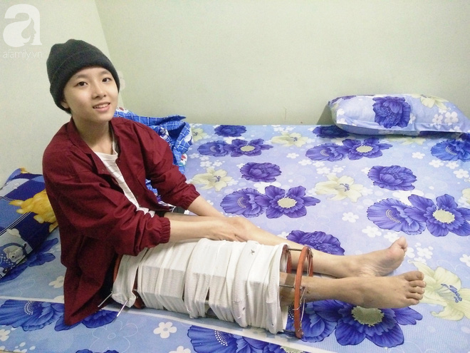 Vợ vừa mất, cha đau đớn nhìn con gái 16 tuổi xinh xắn phải cắt bỏ chân vì ung thư xương mà không đủ tiền chữa trị - Ảnh 1.