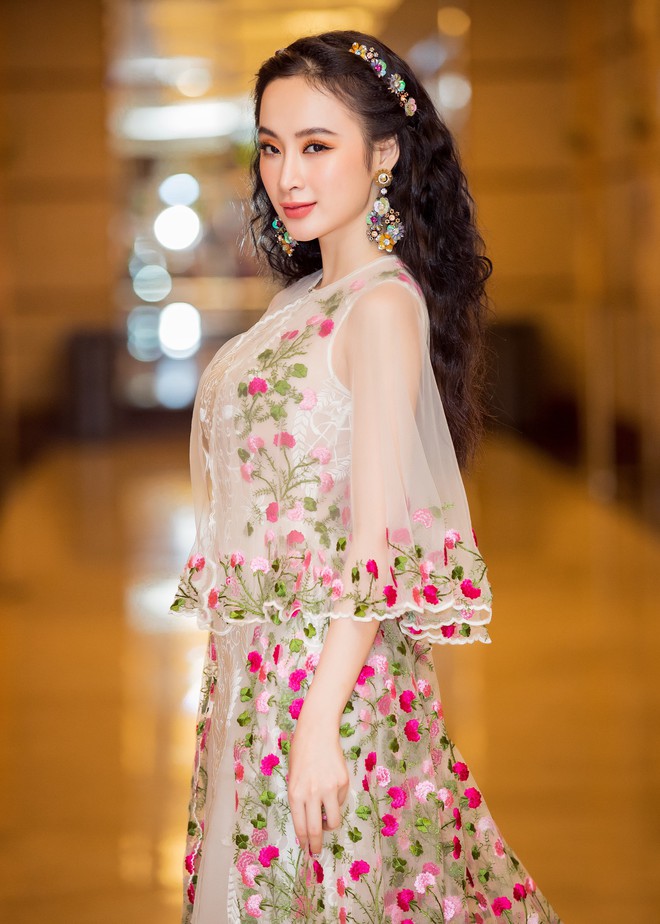 Nóng bỏng trên mạng, Angela Phương Trinh lại kín đáo bất ngờ với style công chúa khi dự sự kiện - Ảnh 2.