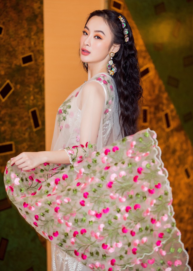 Nóng bỏng trên mạng, Angela Phương Trinh lại kín đáo bất ngờ với style công chúa khi dự sự kiện - Ảnh 3.