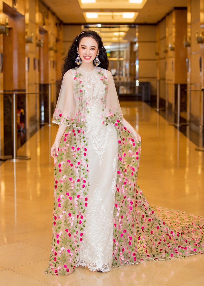 Nóng bỏng trên mạng, Angela Phương Trinh lại kín đáo bất ngờ với style công chúa khi dự sự kiện - Ảnh 1.