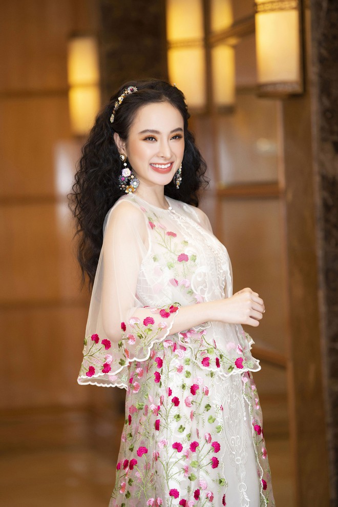 Nóng bỏng trên mạng, Angela Phương Trinh lại kín đáo bất ngờ với style công chúa khi dự sự kiện - Ảnh 4.