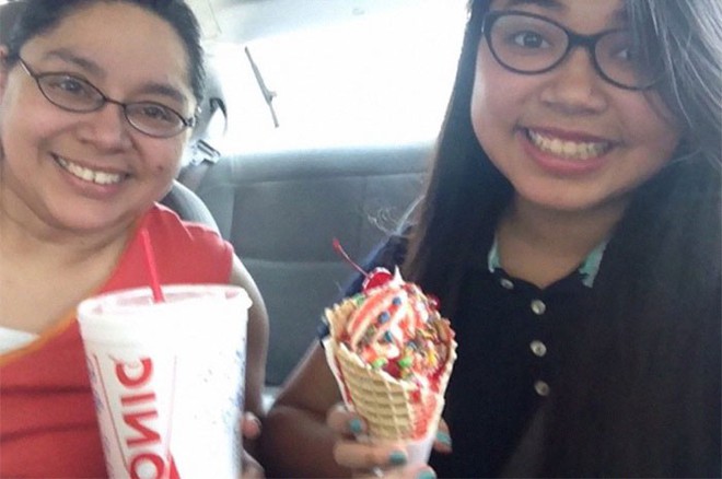 Chùm ảnh: Câu chuyện đau lòng đằng sau bộ ảnh “tự sướng” của mẹ và con gái, bức ảnh cuối khiến người ta ngậm ngùi - Ảnh 2.