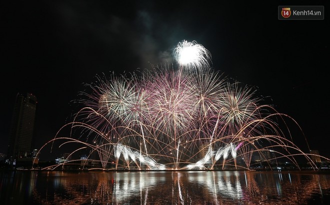 Người dân Đà Nẵng bỏ tiền triệu ngồi du thuyền thưởng lãm màn trình diễn tuyệt đẹp trong đêm thi thứ 2 của Lễ hội pháo hoa quốc tế - Ảnh 10.