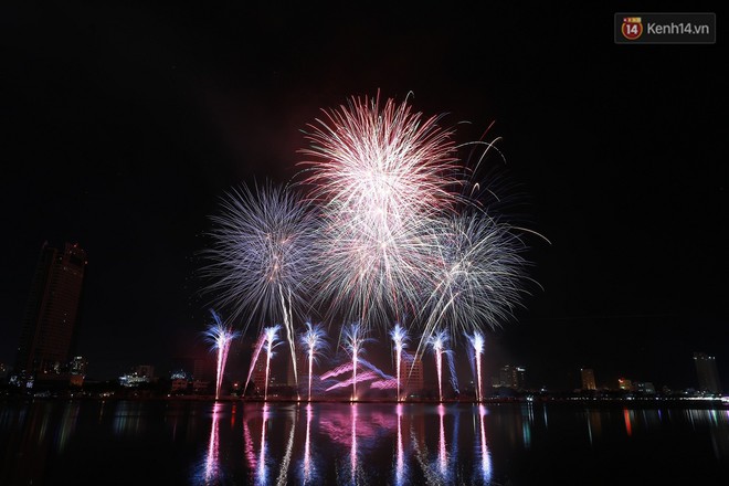 Người dân Đà Nẵng bỏ tiền triệu ngồi du thuyền thưởng lãm màn trình diễn tuyệt đẹp trong đêm thi thứ 2 của Lễ hội pháo hoa quốc tế - Ảnh 11.
