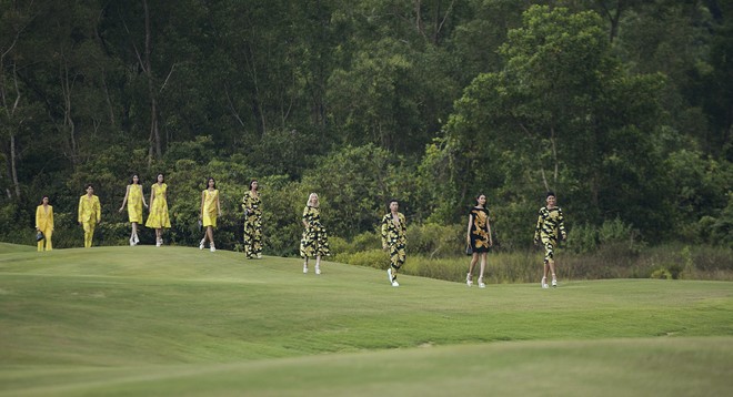 Đi giày hơn 15cm catwalk trên sân golf, khách mời phải ngả mũ trước dàn mẫu đỉnh của NTK Đỗ Mạnh Cường - Ảnh 10.