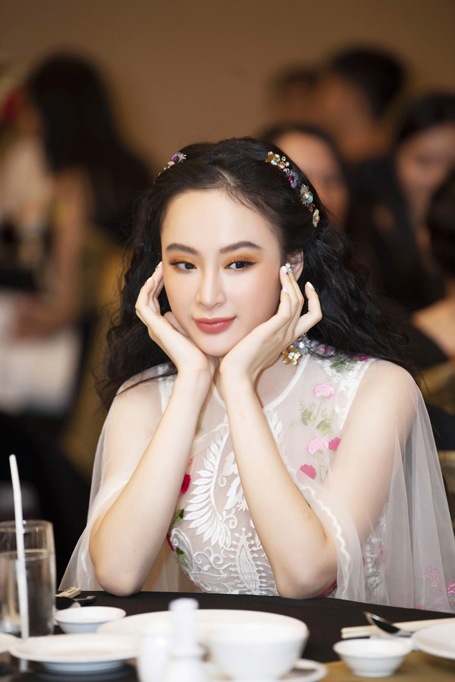 Nóng bỏng trên mạng, Angela Phương Trinh lại kín đáo bất ngờ với style công chúa khi dự sự kiện - Ảnh 7.