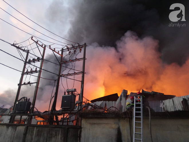 TP.HCM: Cháy lớn gần kho xăng và nơi đựng hóa chất, thiêu rụi 1.700m2 nhà xưởng, hàng trăm người hoảng sợ - Ảnh 3.