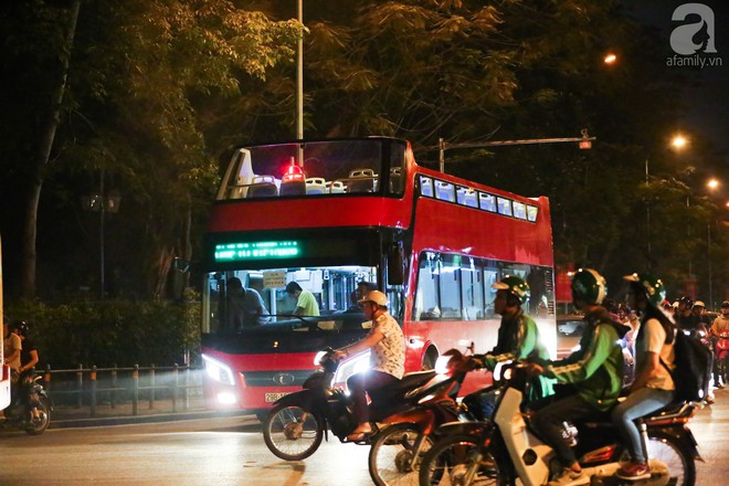 Cận cảnh xe buýt 2 tầng bất ngờ xuất hiện trên đường phố Hà Nội trước giờ G - Ảnh 12.