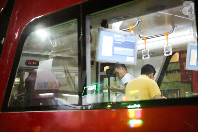 Cận cảnh xe buýt 2 tầng bất ngờ xuất hiện trên đường phố Hà Nội trước giờ G - Ảnh 5.
