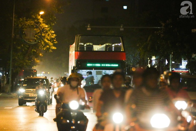 Cận cảnh xe buýt 2 tầng bất ngờ xuất hiện trên đường phố Hà Nội trước giờ G - Ảnh 10.