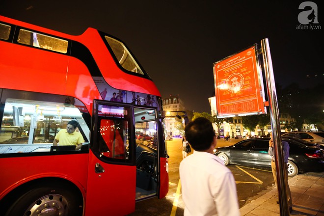 Cận cảnh xe buýt 2 tầng bất ngờ xuất hiện trên đường phố Hà Nội trước giờ G - Ảnh 3.