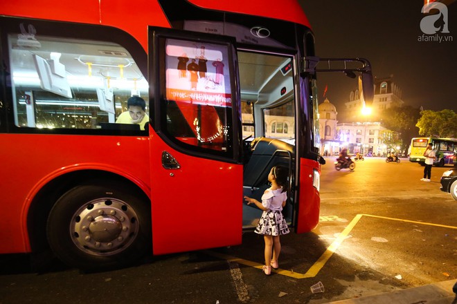 Cận cảnh xe buýt 2 tầng bất ngờ xuất hiện trên đường phố Hà Nội trước giờ G - Ảnh 2.
