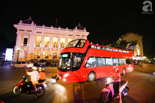 Cận cảnh xe buýt 2 tầng bất ngờ xuất hiện trên đường phố Hà Nội trước giờ G - Ảnh 1.